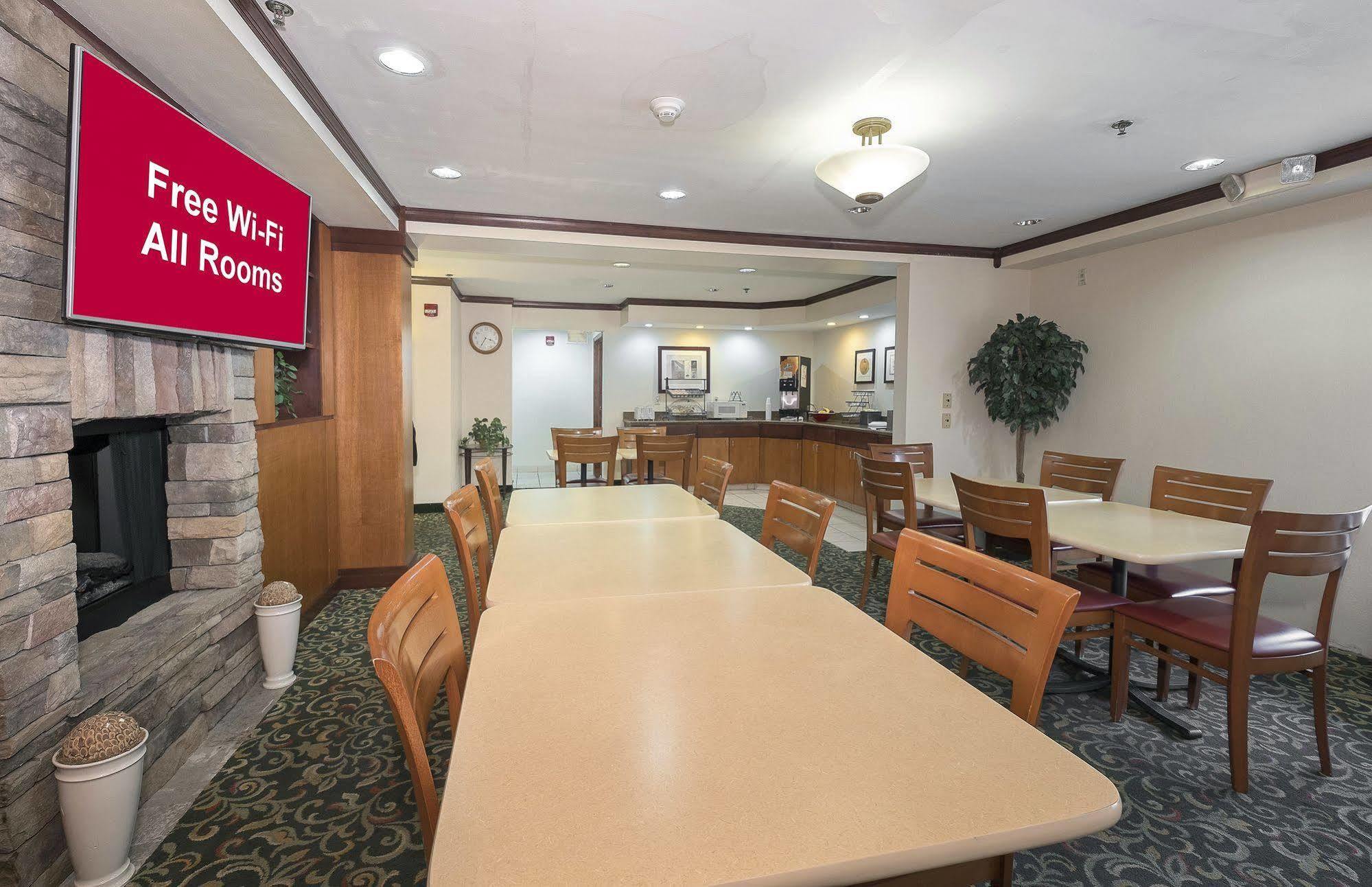 Cedar Rapids Inn Exterior photo